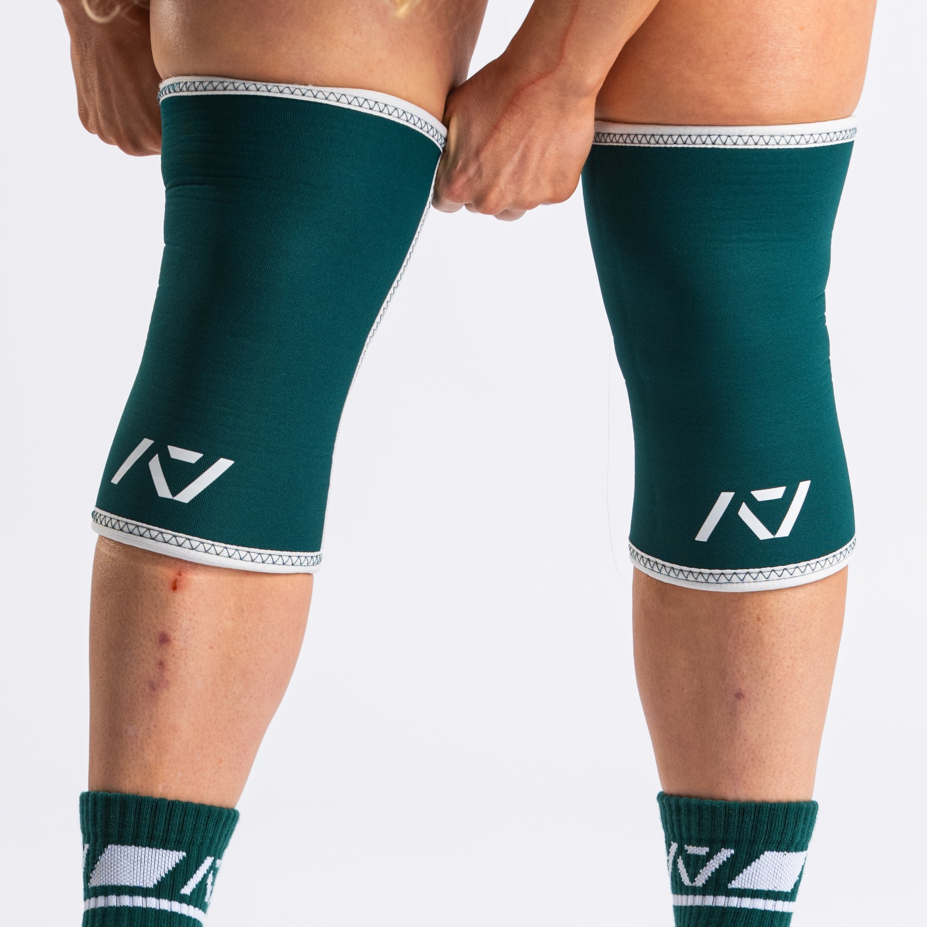 Detailed view of the hourglass-shaped taper on A7 Knee Sleeves - Emerald Forás, emphasizing targeted knee joint compression.