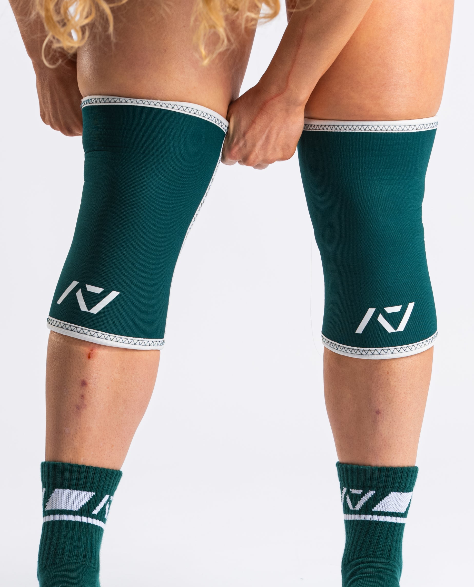 Detailed view of the hourglass-shaped taper on A7 Knee Sleeves - Emerald Forás, emphasizing targeted knee joint compression.