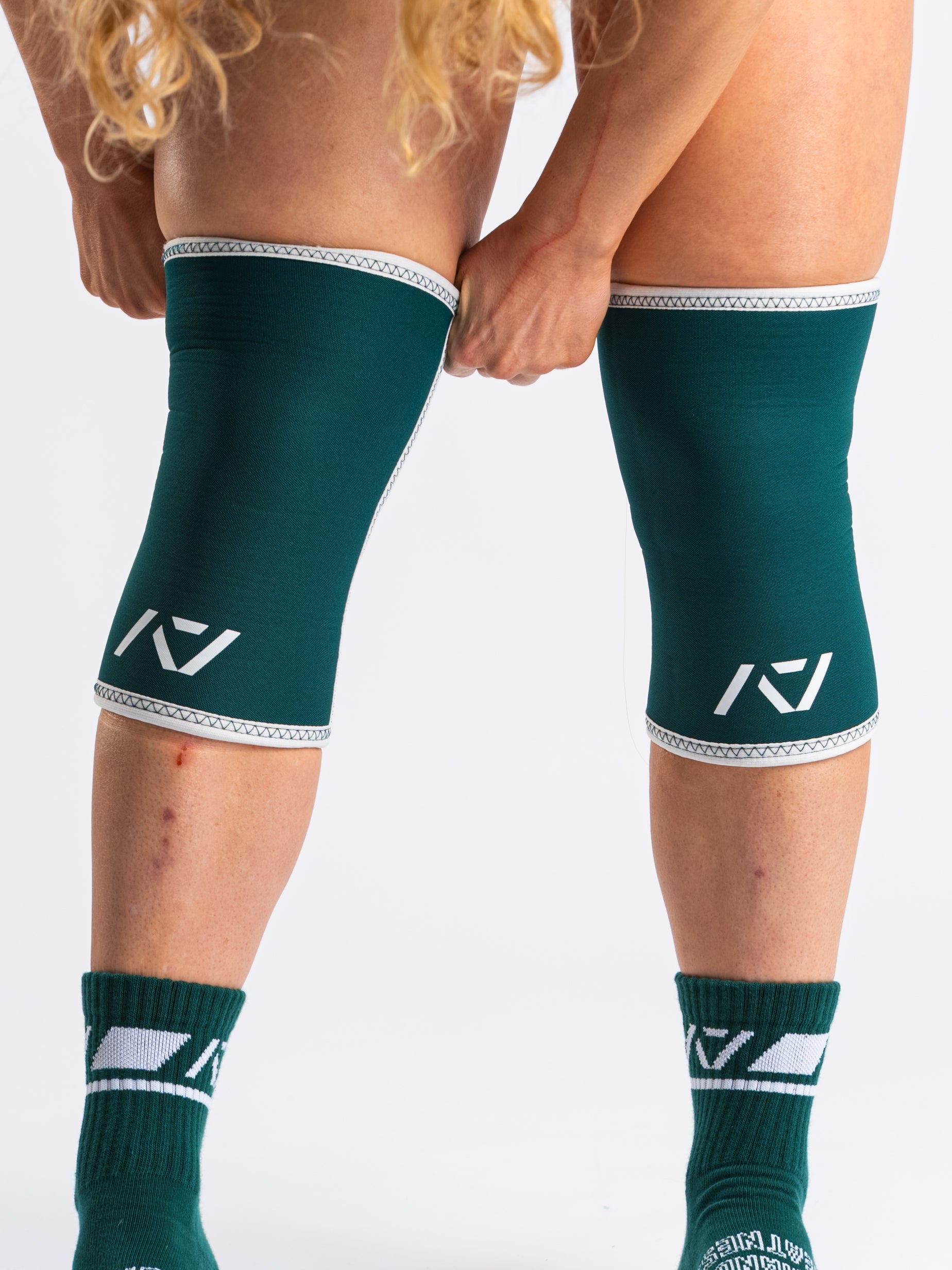 Detailed view of the hourglass-shaped taper on A7 Knee Sleeves - Emerald Forás, emphasizing targeted knee joint compression.