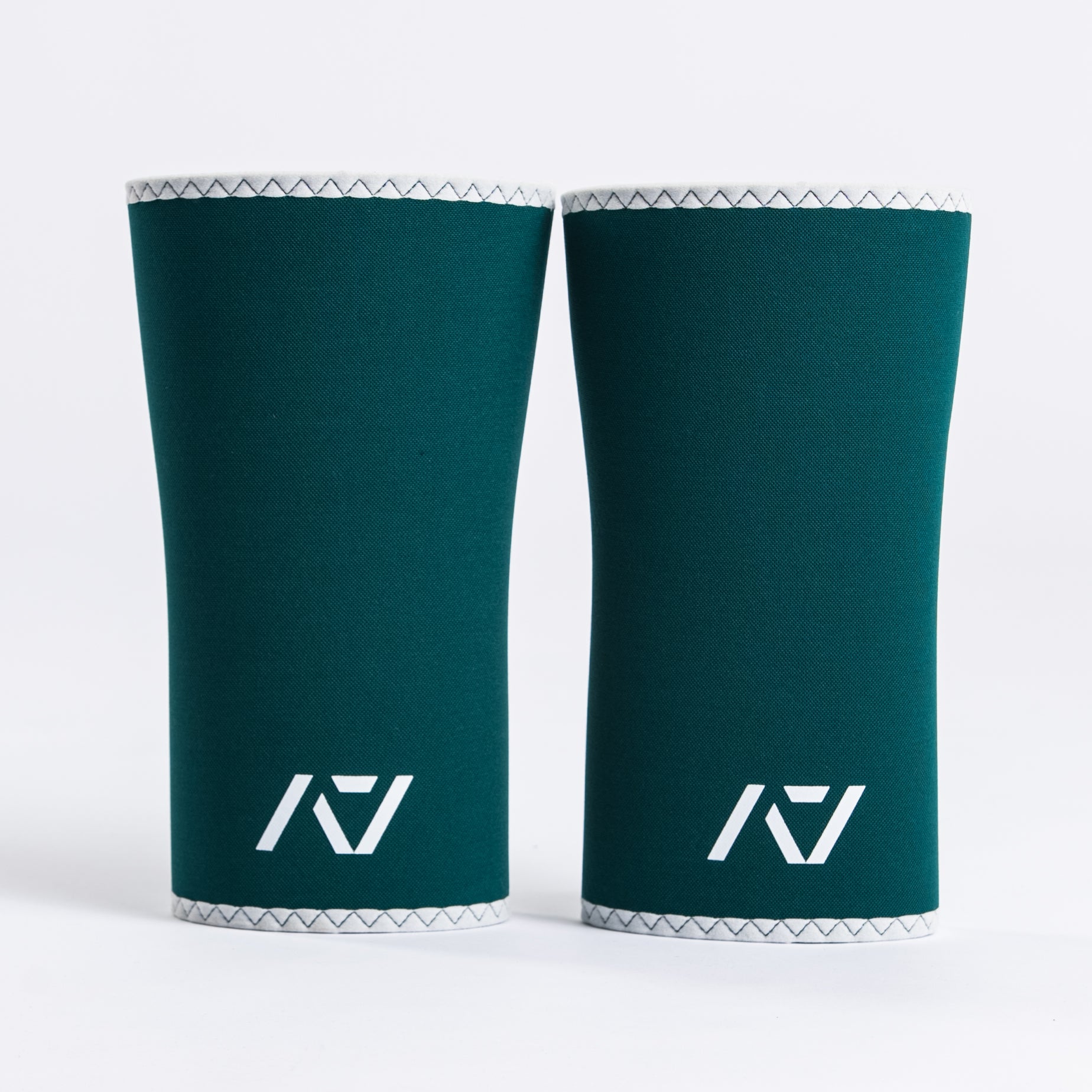 Close-up of A7 Hourglass Knee Sleeves – Emerald Forás, displaying double-stitched seams and 7mm neoprene thickness.