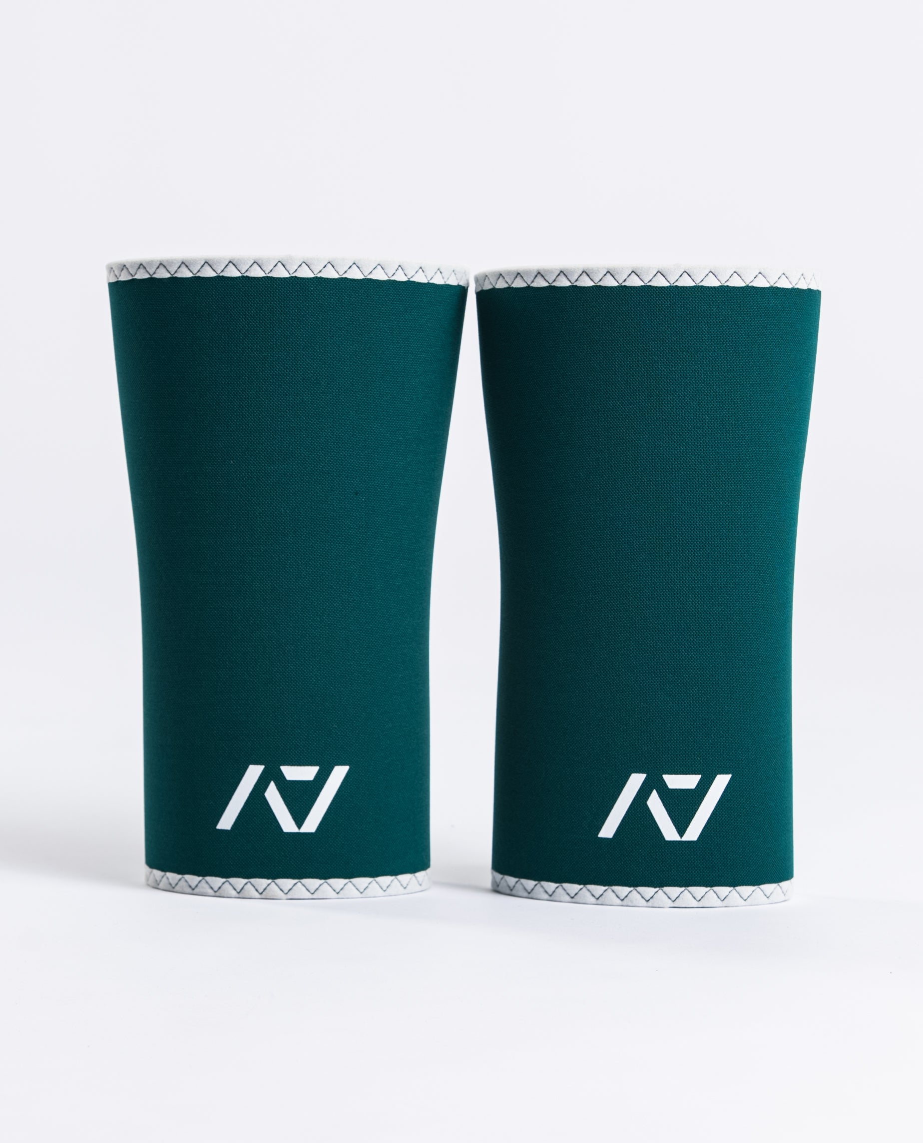 Close-up of A7 Hourglass Knee Sleeves – Emerald Forás, displaying double-stitched seams and 7mm neoprene thickness.
