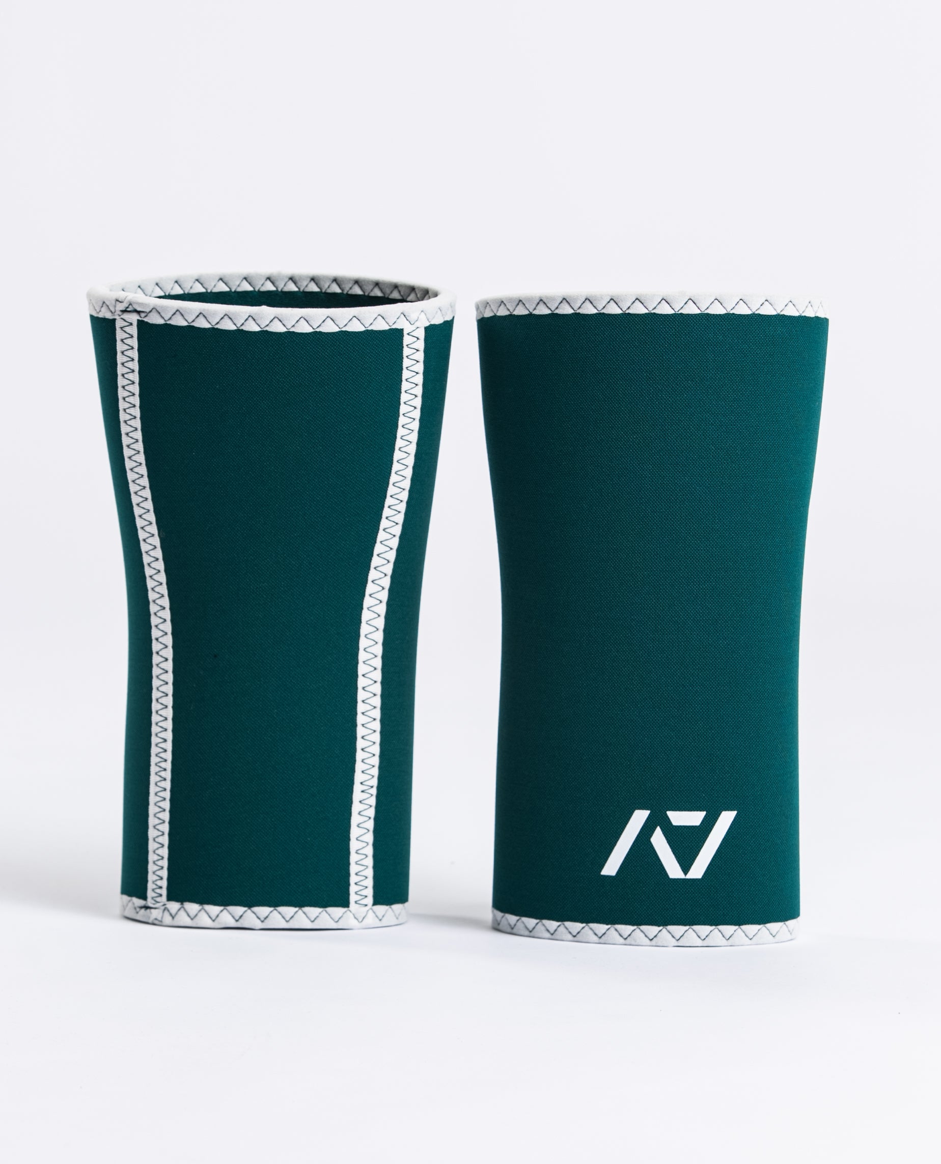 Close-up of A7 Hourglass Knee Sleeves – Emerald Forás, displaying double-stitched seams and 7mm neoprene thickness.