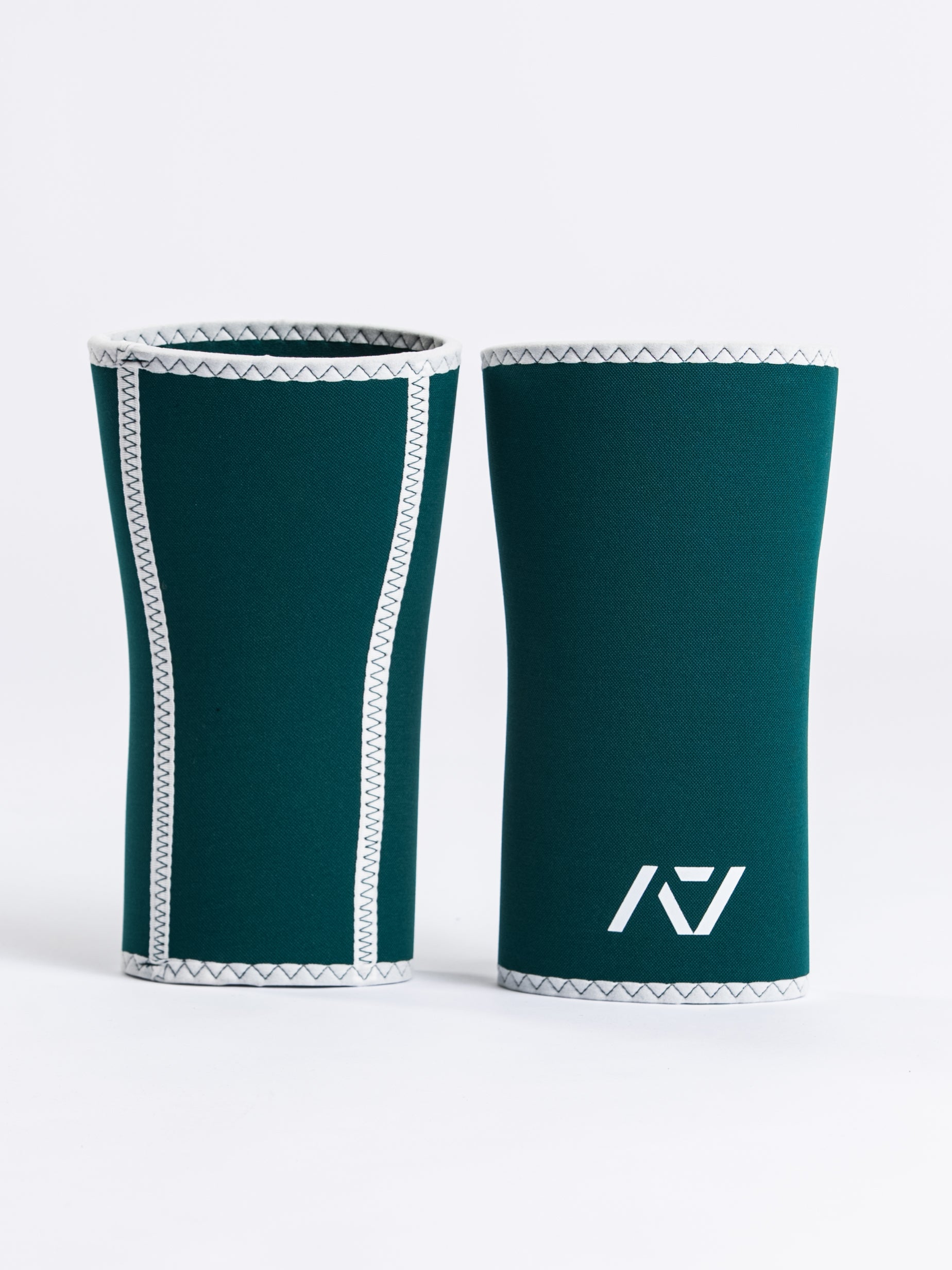 Close-up of A7 Hourglass Knee Sleeves – Emerald Forás, displaying double-stitched seams and 7mm neoprene thickness.