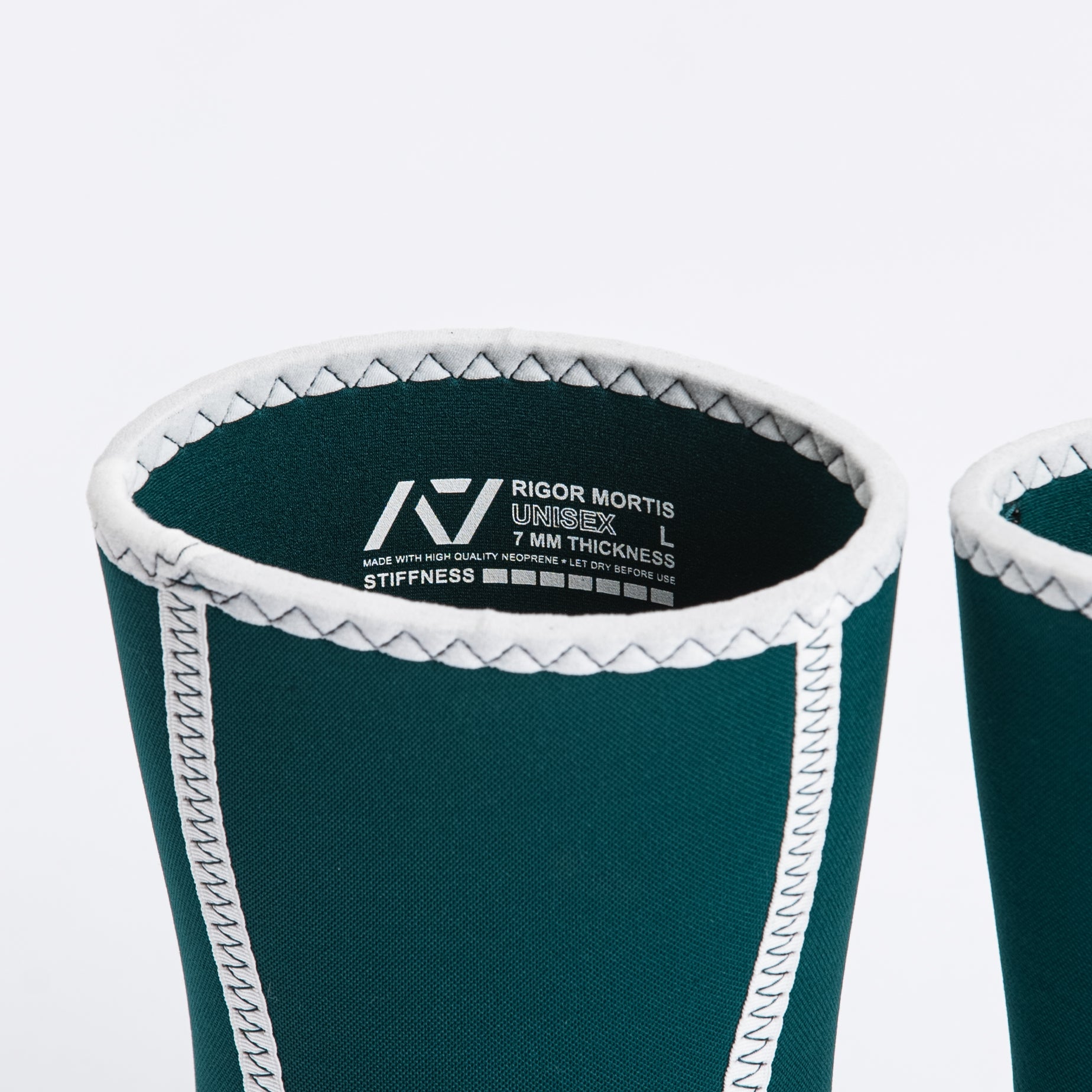 Showcasing side label of A7 Hourglass Knee Sleeves Rigor Mortis Emerald and back stitching.