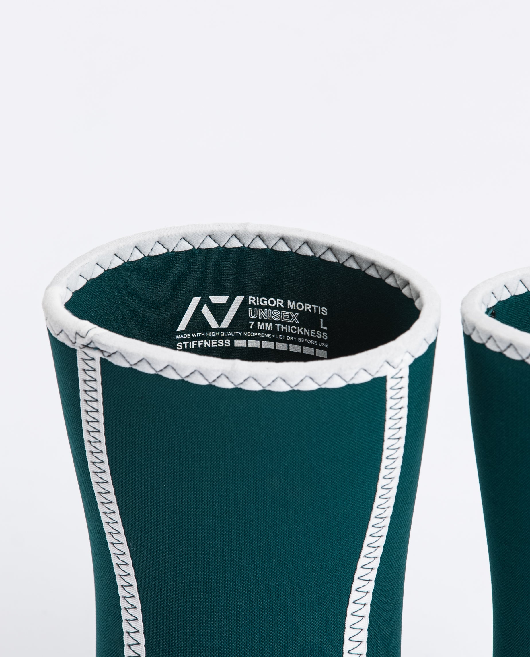 Showcasing side label of A7 Hourglass Knee Sleeves Rigor Mortis Emerald and back stitching.