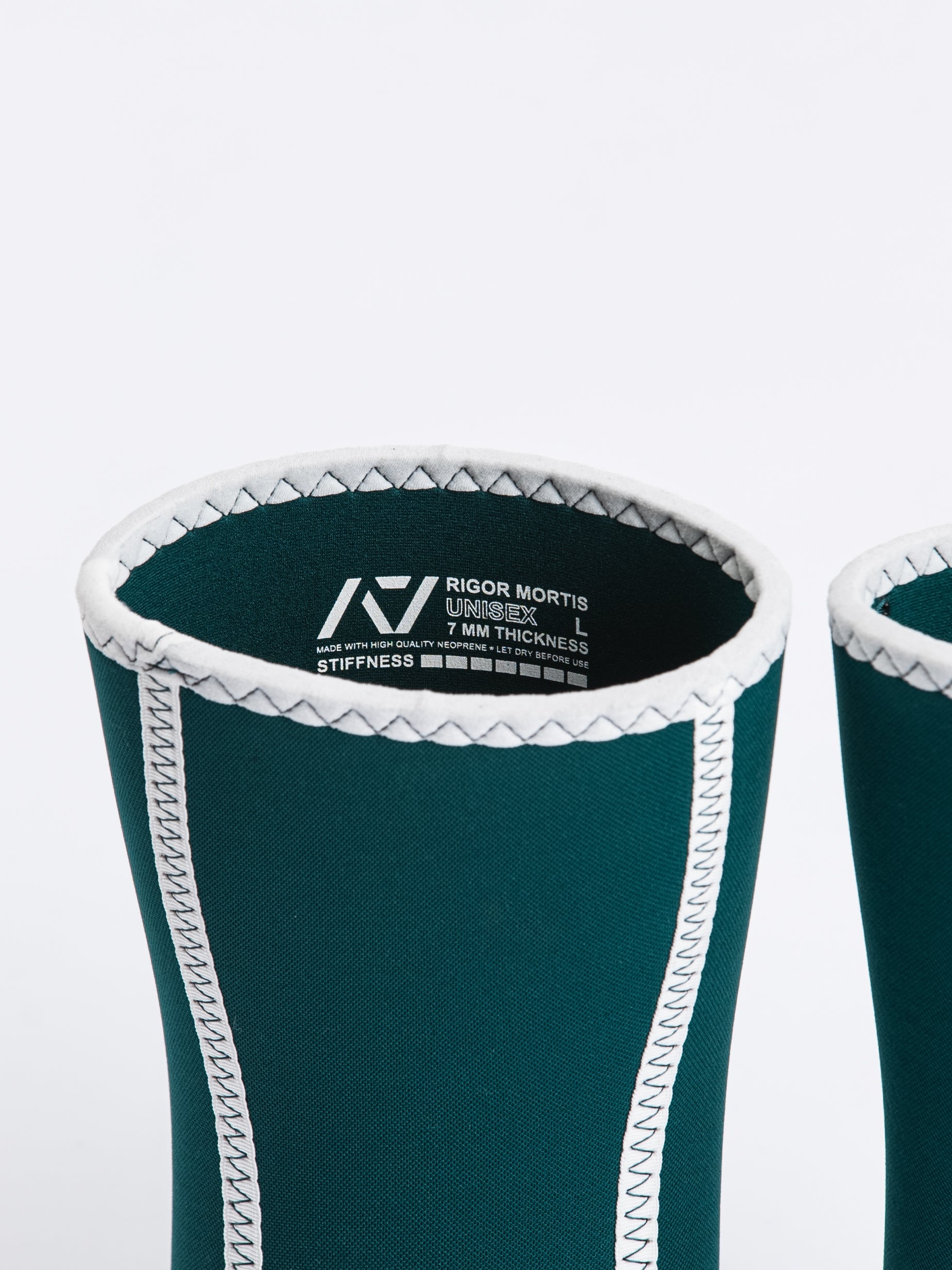 Showcasing side label of A7 Hourglass Knee Sleeves Rigor Mortis Emerald and back stitching.