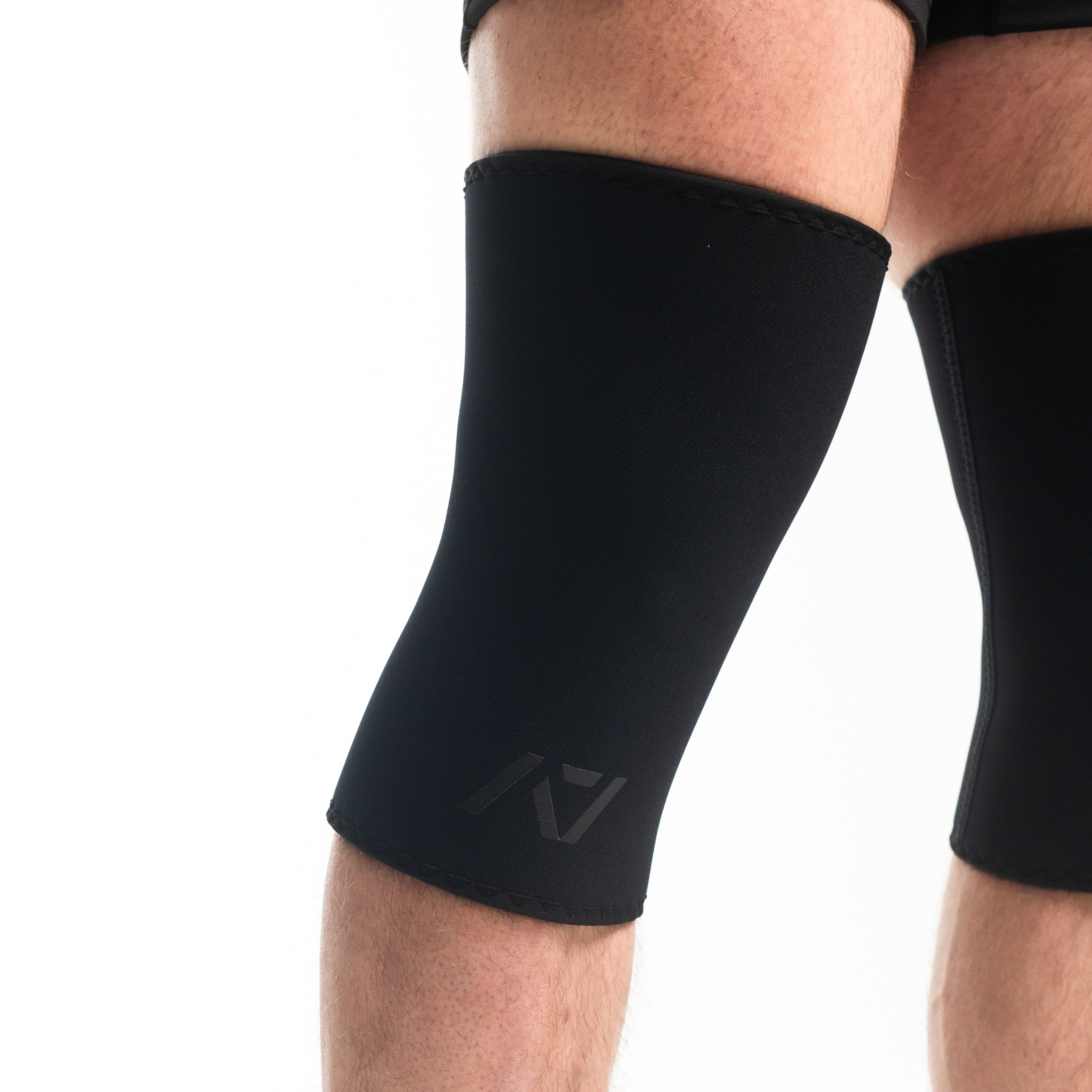 Side view of A7 Hourglass Knee Sleeves – Stealth on lifter's knees, highlighting snug fit and support during powerlifting.
