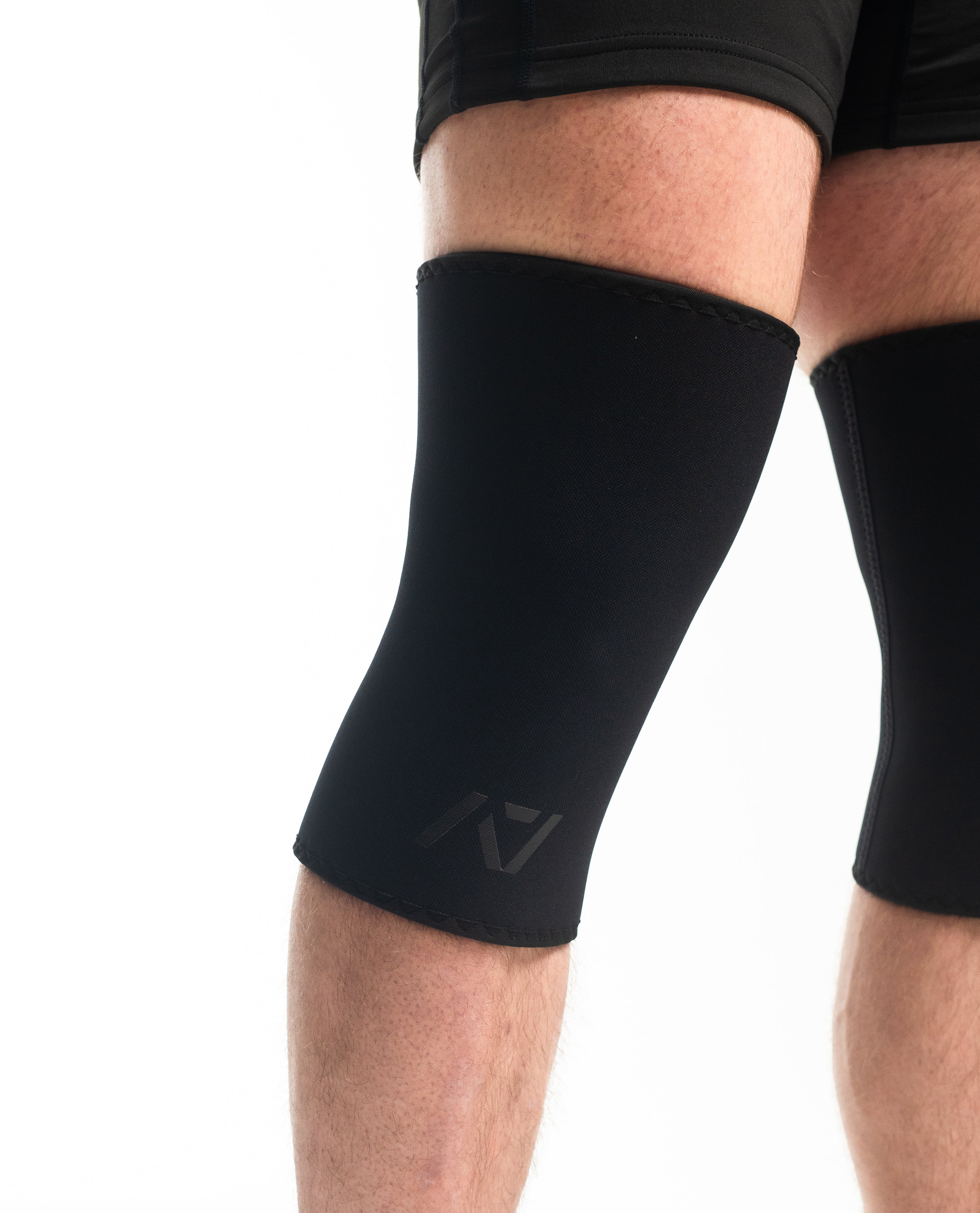 Side view of A7 Hourglass Knee Sleeves – Stealth on lifter's knees, highlighting snug fit and support during powerlifting.
