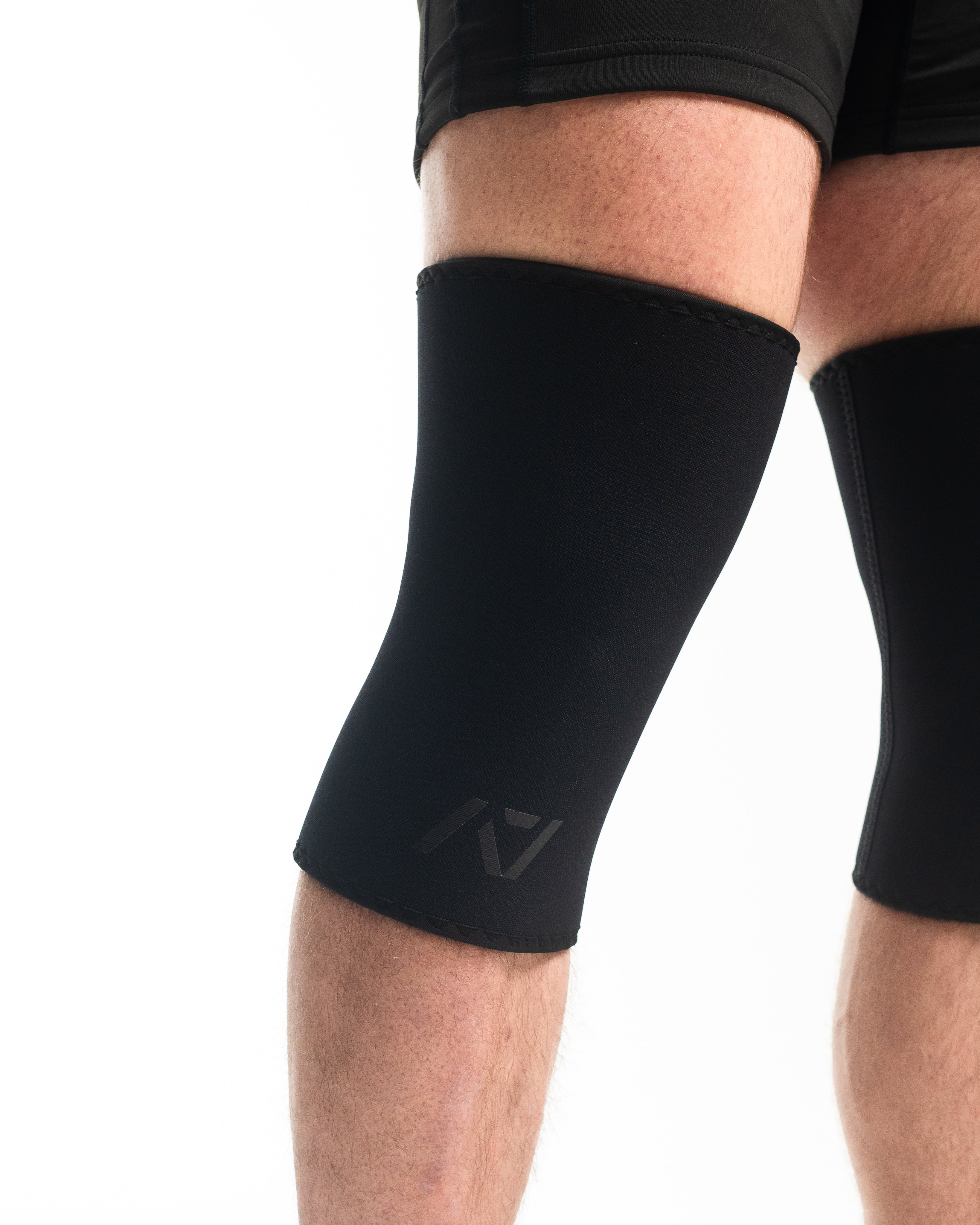 Side view of A7 Hourglass Knee Sleeves – Stealth on lifter's knees, highlighting snug fit and support during powerlifting.