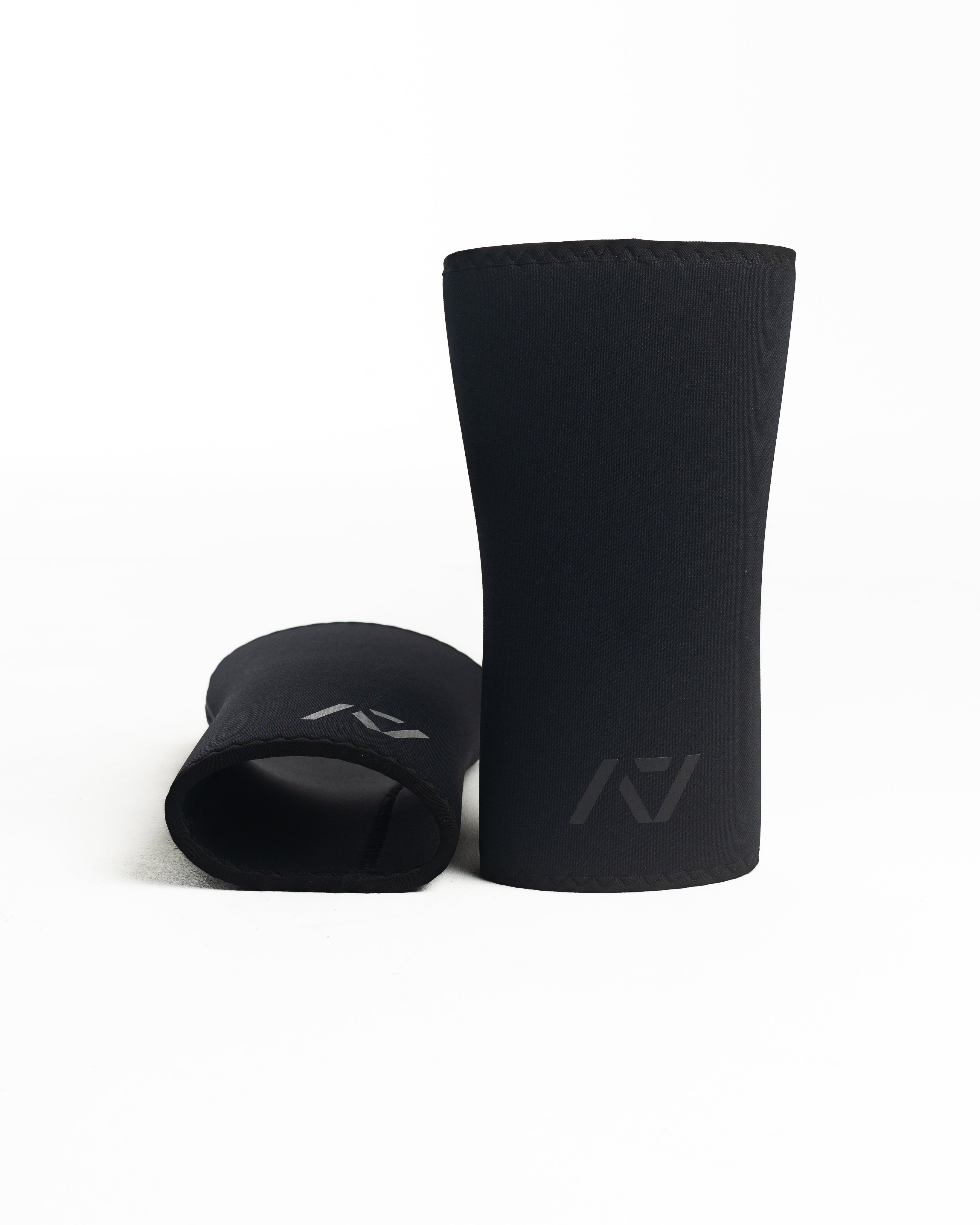 Detailed view of the hourglass-shaped taper on A7 Knee Sleeves - Stealth, emphasizing targeted knee joint compression.