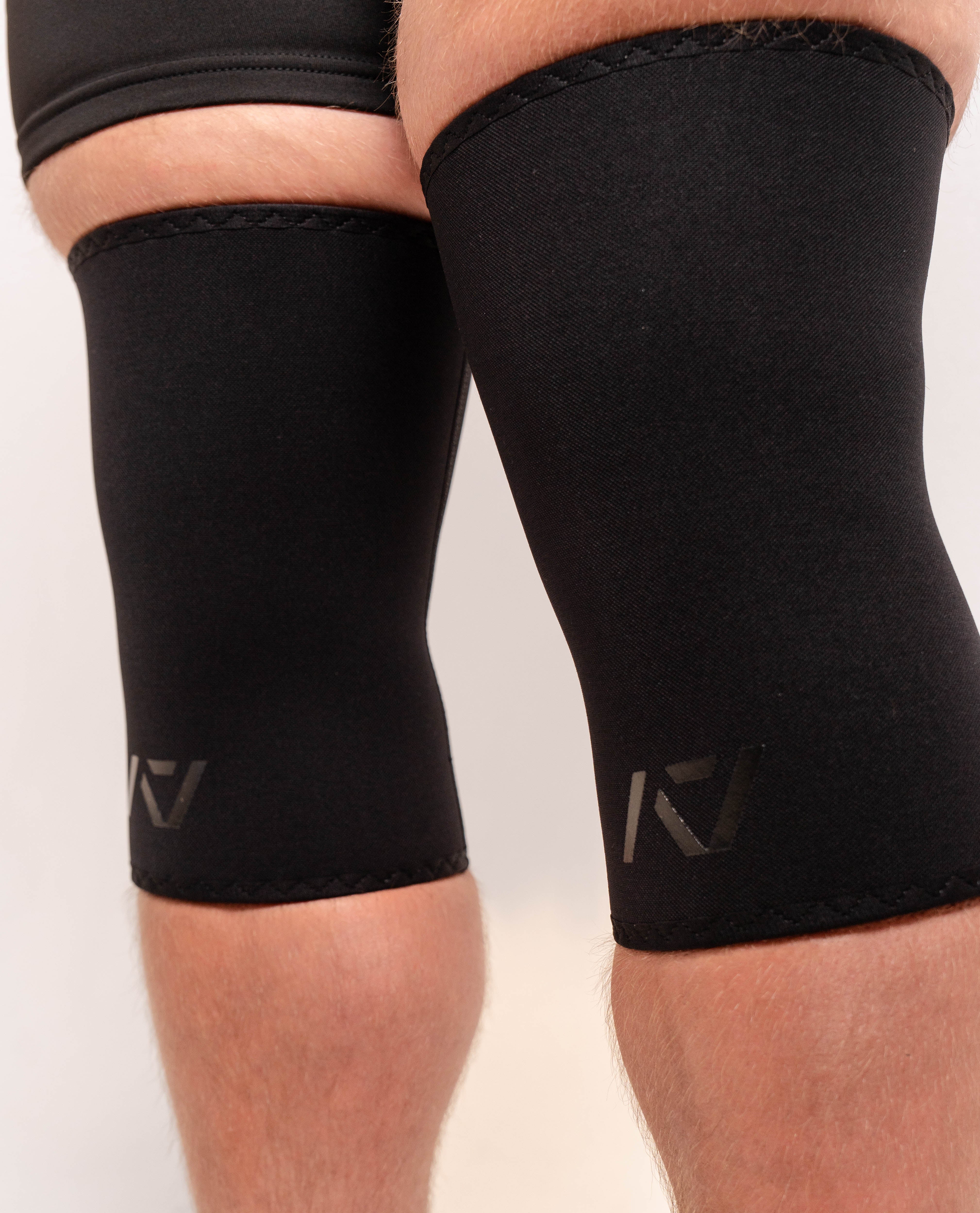 Side view of A7 Hourglass Knee Sleeves – Stealth on lifter's knees, highlighting the hourglass design.