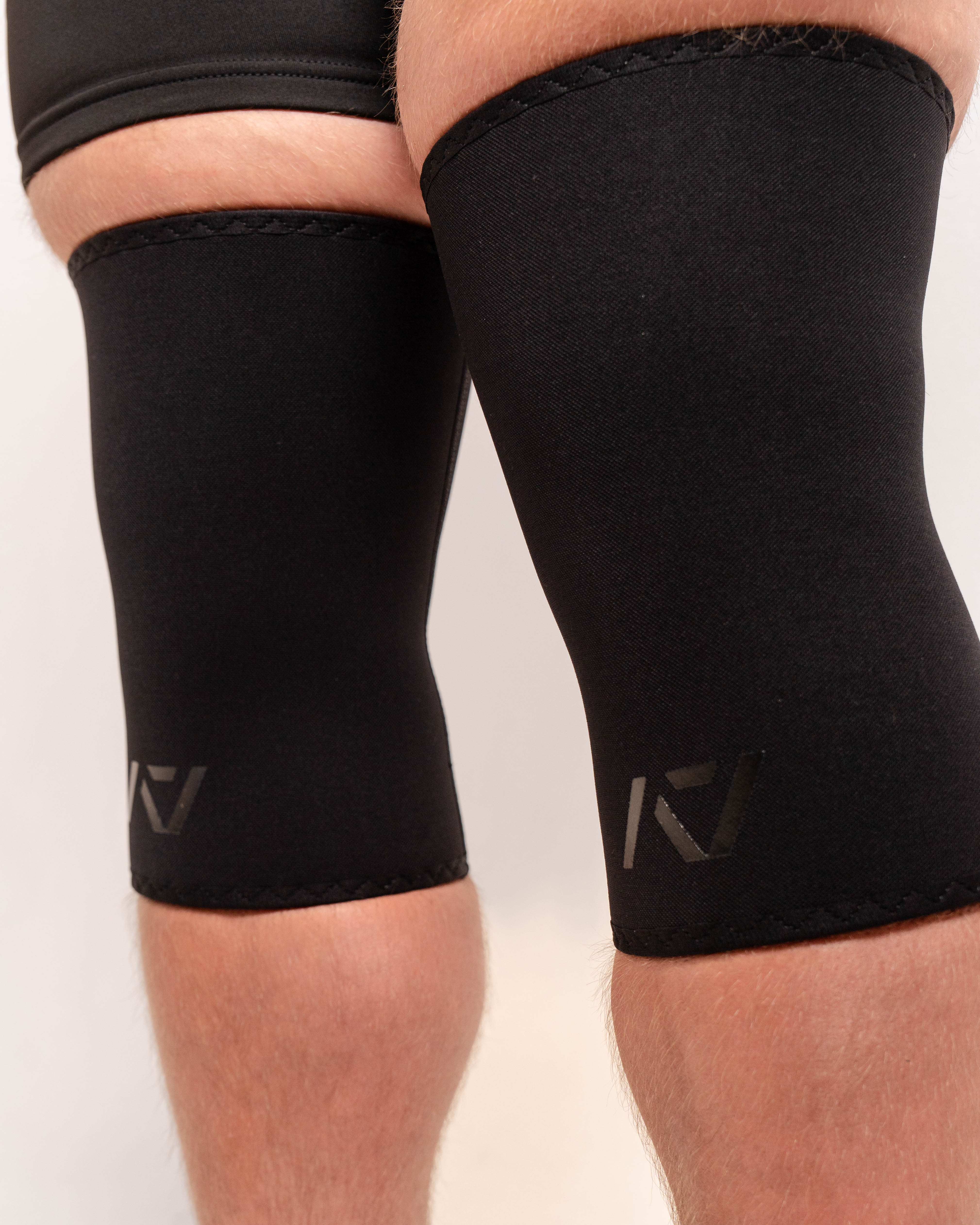 Side view of A7 Hourglass Knee Sleeves – Stealth on lifter's knees, highlighting the hourglass design.